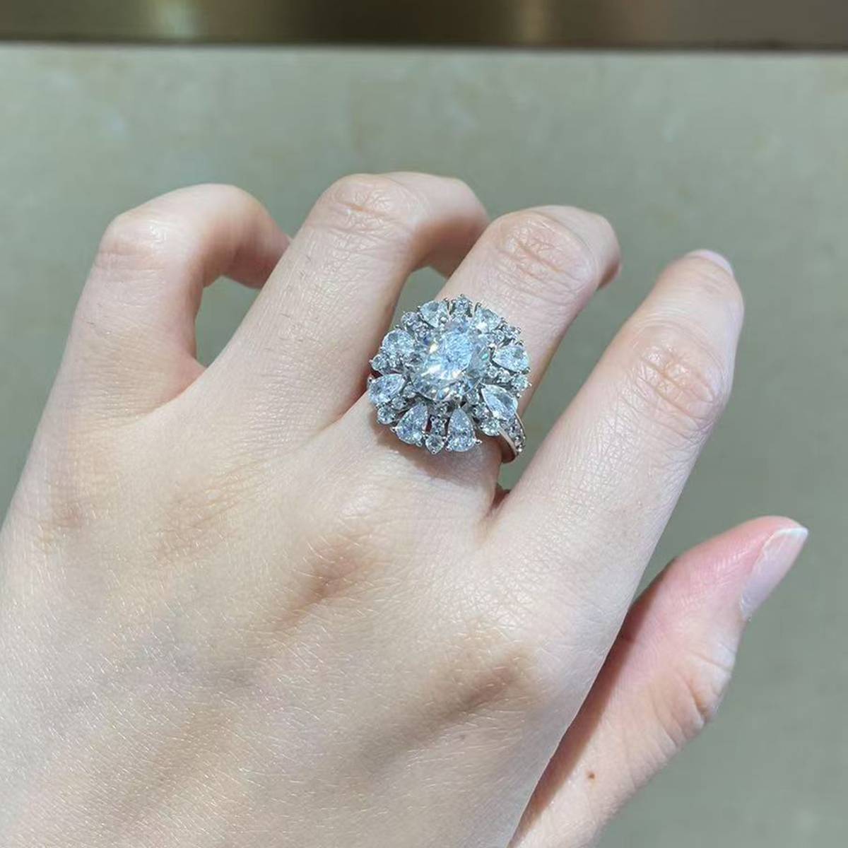 蛋形女戒S925银镀白金定制选款主石莫桑钻3.0ct/副石高碳钻